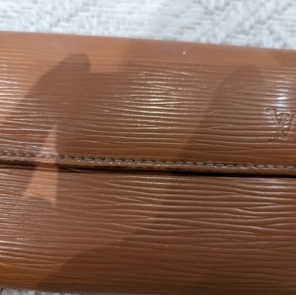 Luis Vuitton Epi Wallet - Picture 2 of 14